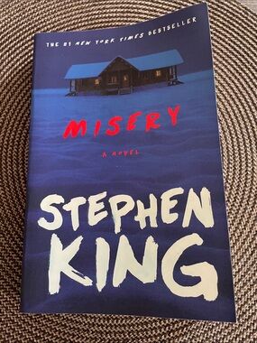 Misery by Stephen King - Blue Cover